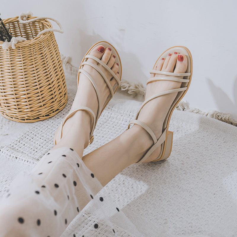 Sandales à Brides Croisées et Petit Talon Carré